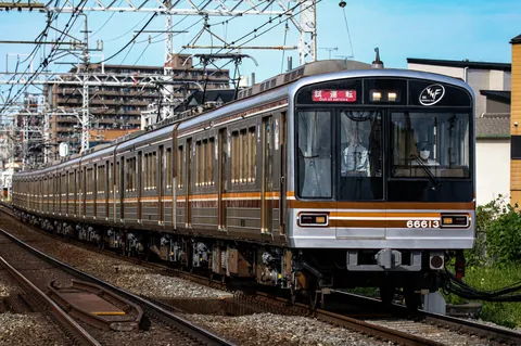 カーブをゆく試運転列車