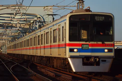 羽田空港行き、夕暮れの鉄路