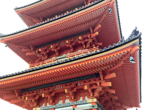 朱色の三重塔が放つ静謐