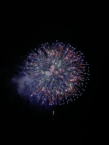 夜空に咲く花火の残響
