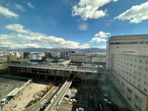 都会の空に浮かぶ雲、遠くの山々