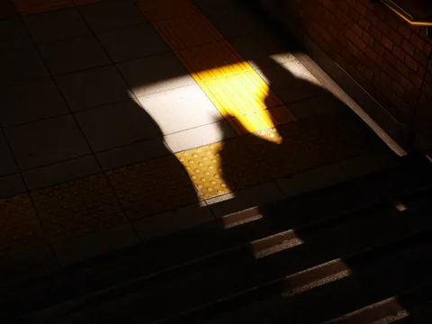 地下鉄の光と影のコントラスト