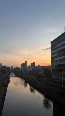 都会の川面に映る夕焼け
