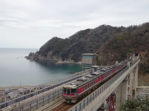 悠然と海を渡る特急列車