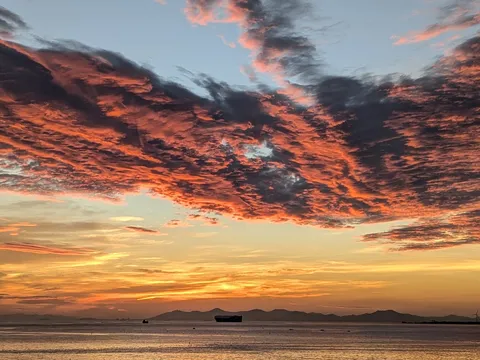 燃えるような雲と静かな海