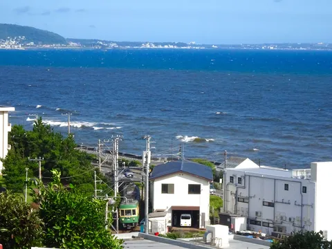 海沿いを走るローカル線