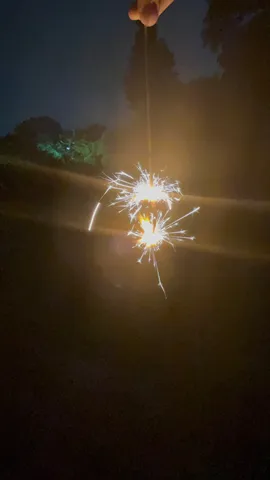 夏の夜に輝く星のような光