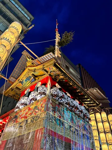 祭りの夜、輝く装飾と静かな人々