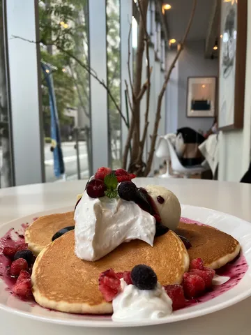ベリーとホイップの魅惑のパンケーキ