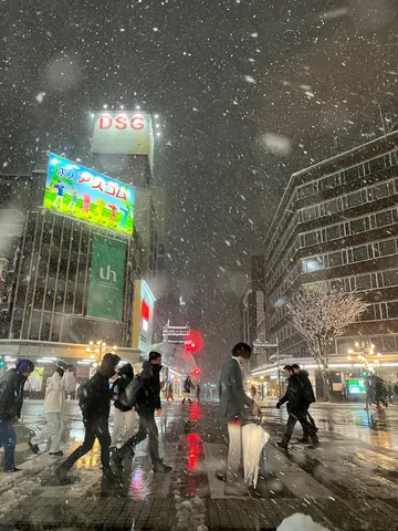 雪降る夜の都会、交差点