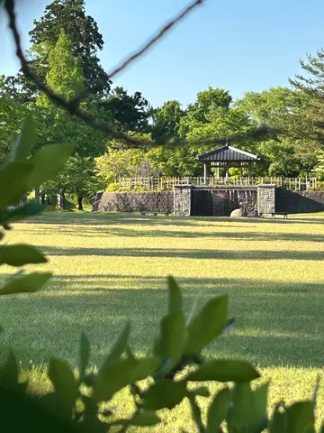 新緑の芝生と水車小屋