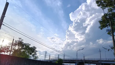 陽だまりの街角雲模様