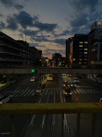 夕暮れ都市の灯火リフレイン