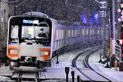 雪舞う夜の鉄道