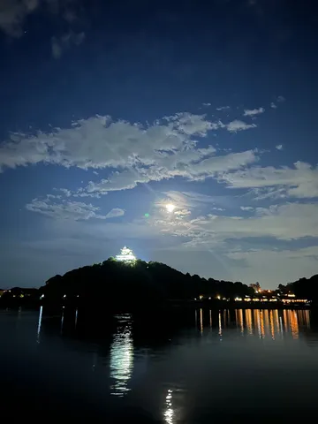 月光に照らされる夜の古城