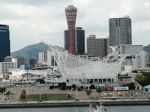 港の白帆と高い塔