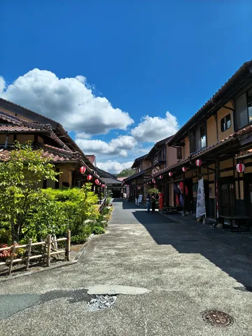 青空と灯籠の街並み