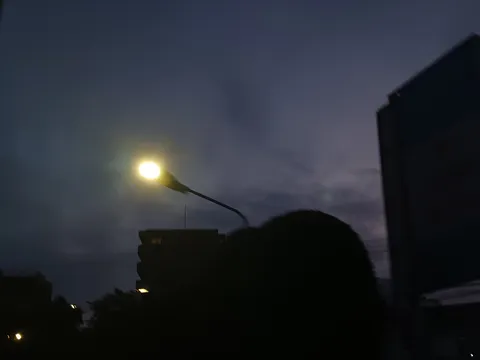 街灯と藍色の空