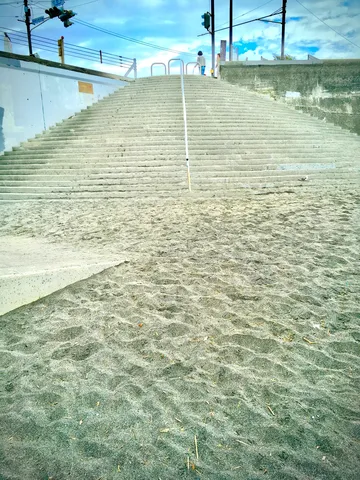 海辺の階段と潮風の光