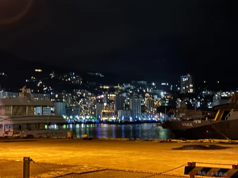港町の夜景に映る光の粒
