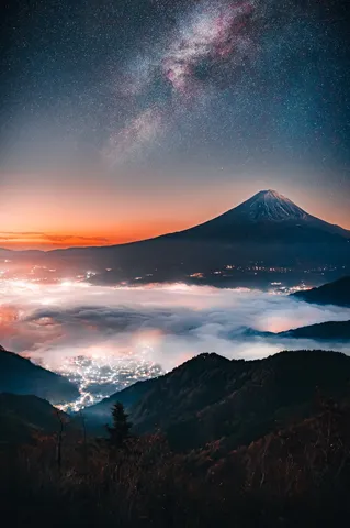 星降る富士と雲海の街