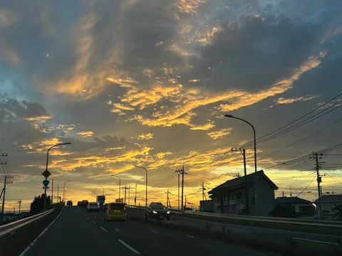 黄昏時の空と道のコントラスト
