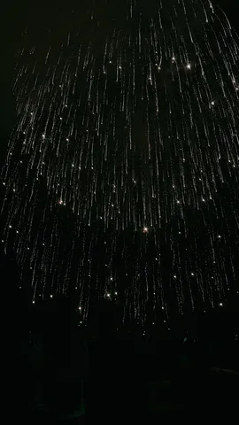 夜空に光る雨の軌跡