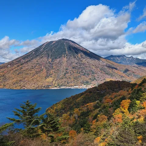秋色に染まる湖畔の山並み