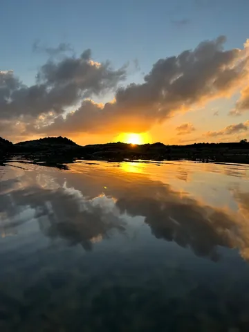 沈む夕日と水面の鏡