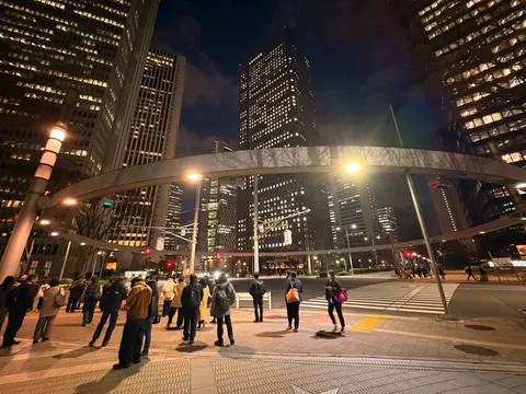 夜景を渡る光の道