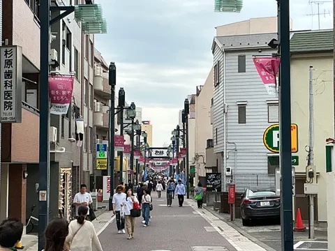 活気あふれる商店街の昼