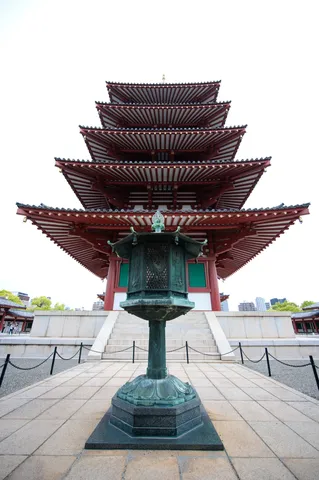 空を背景にそびえる五重塔