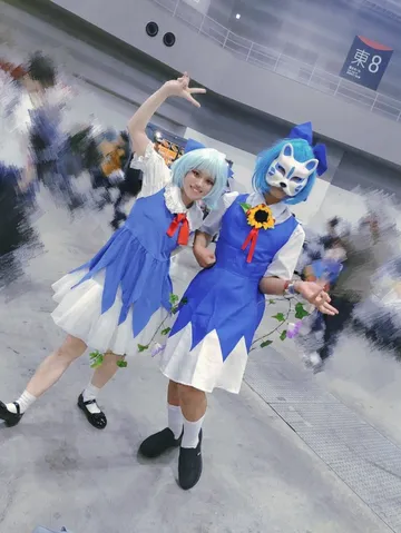 青い世界で踊る二つの影