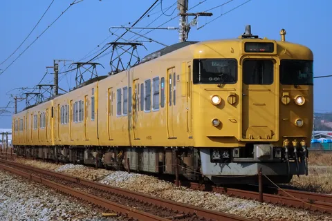 青空と黄色の列車