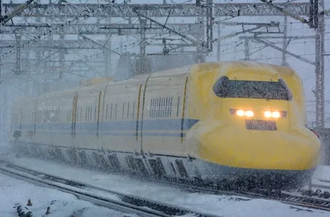雪を切る黄色い流線