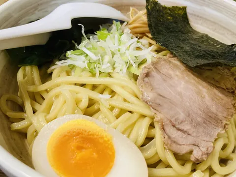つやつや卵が目を引く一杯