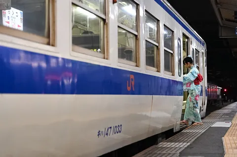 浴衣で電車待ち、夏旅の始まり？