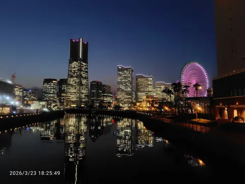 夜景の写る水面が幻想的