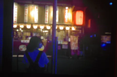 ぼんやり灯る夜の通り
