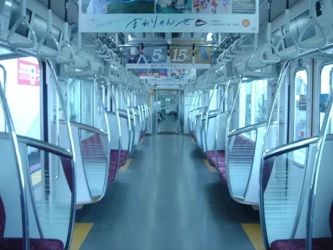 車窓に映る、日常の静寂