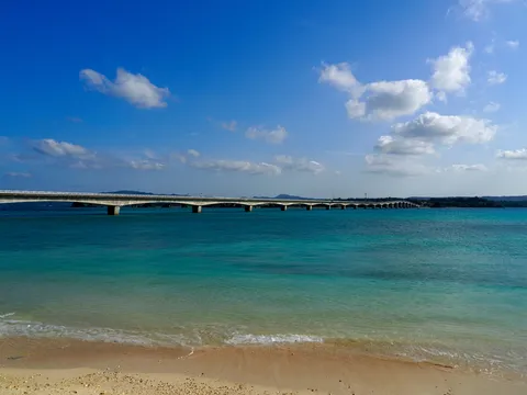 青と砂の静かな橋風景