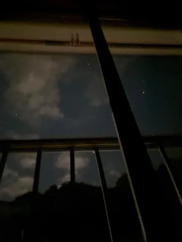 夜空と陰影の静かな眺め