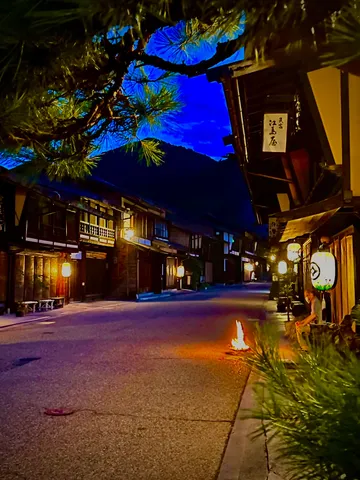静寂に包まれた夜の古道
