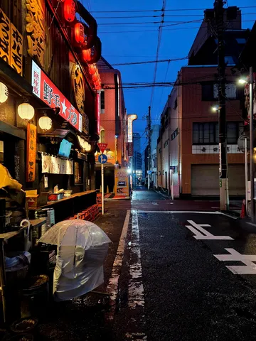 雨上がりの路地裏、灯りの誘い