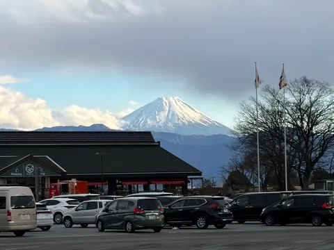 雪を抱く富士と駐車場