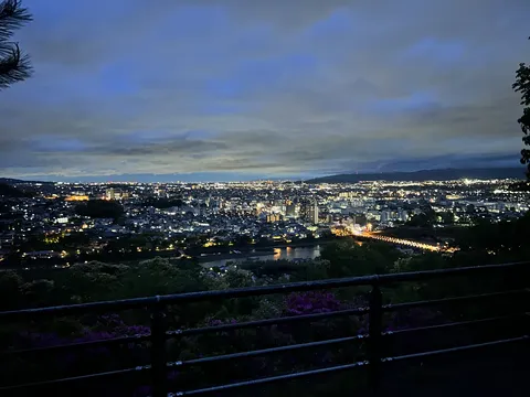 煌めく街と夜空のコントラスト