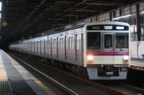 深夜の静寂、駅に佇む列車