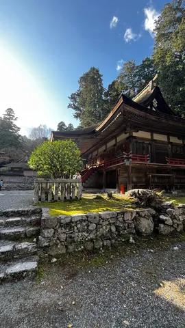 苔むす石垣と古刹の静寂