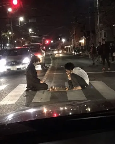 深夜の交差点でチェス