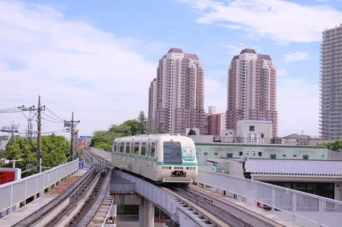 空飛ぶ電車、都会の風景